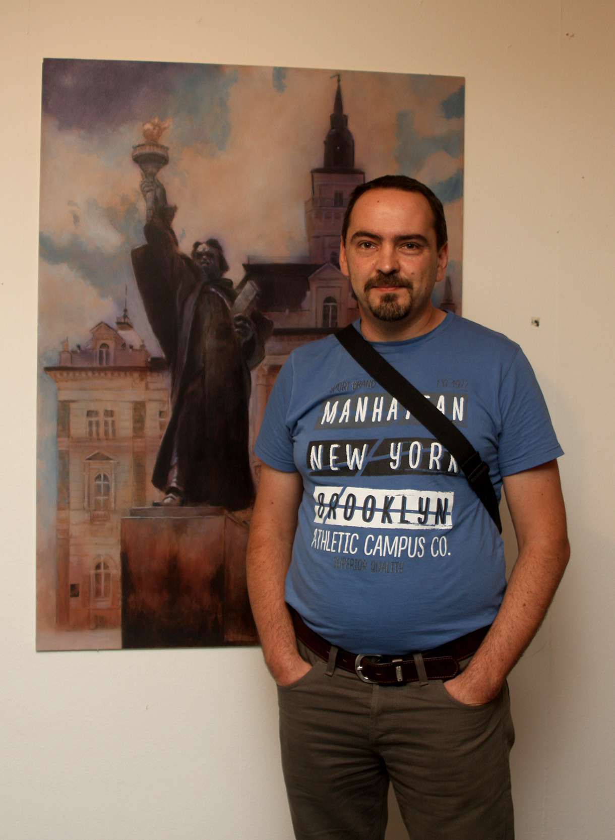 Umetnik Darko Topalski u "Muzeju Savremene Umetnosti", Novi Sad, Srbija, pored svoje slike "Sloboda na Trgu Slobode"
